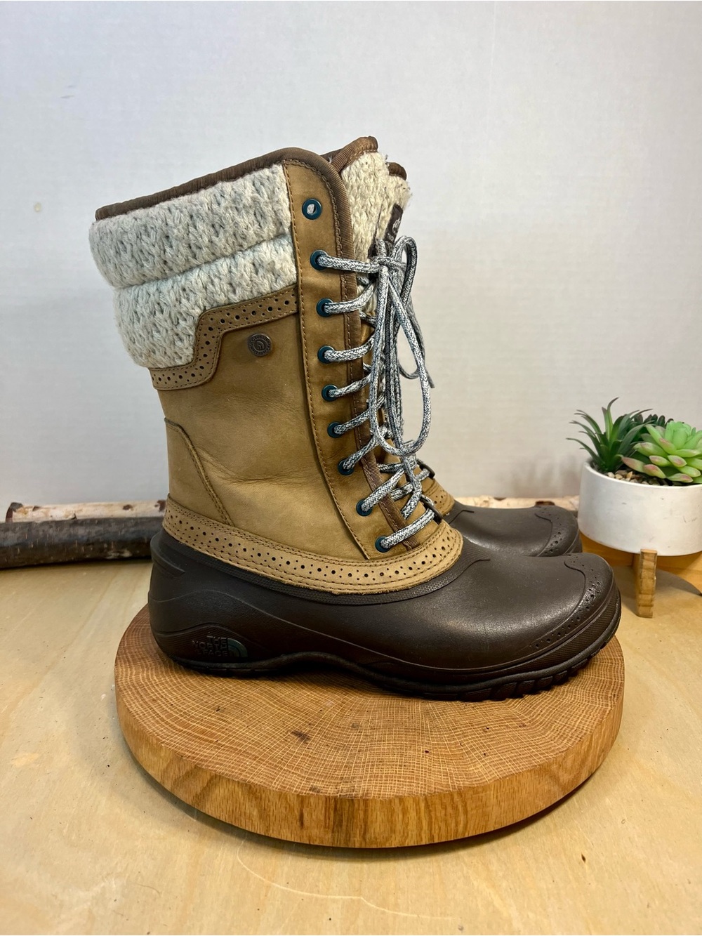 The North Face Women's Two-Tone Insulated Lace-Up Boot in Brown/Tan size 8.5